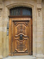 Porte de l' Hotel de Saphalin, Aix en Provence class=