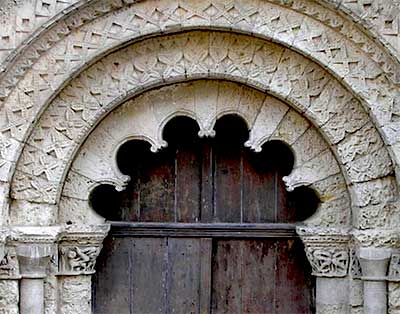 arc polylobé de l'église Saint Jacques d'Aubeterre sur Drome