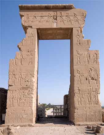 porte monumentale du temple de dendera  égypte
