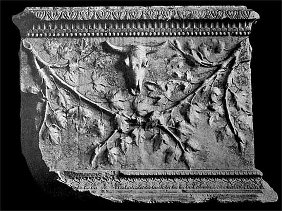 autel romain avec boucrania et feuilles